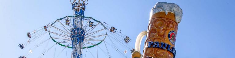Der 25m hohe Turm vom Paulaner Festzelt ist ein Hingucker auf dem Oktoberfest. Der 25m hohe Turm vom Paulaner Festzelt ist ein Hingucker auf dem Oktoberfest.