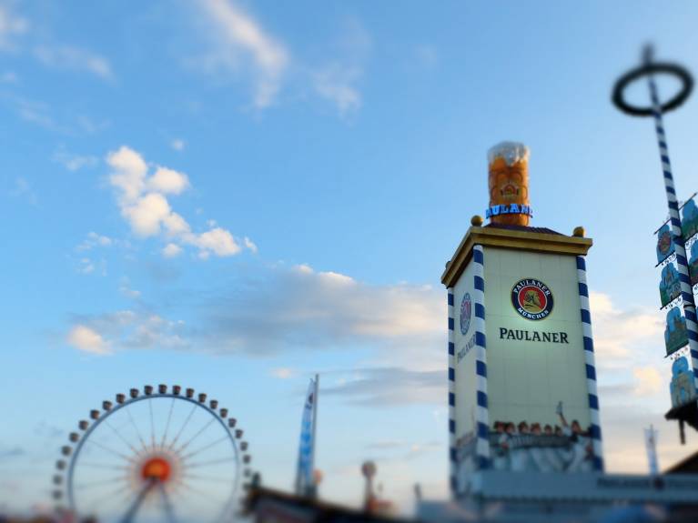Außenansicht vom Paulaner Festzelt mit Turm.