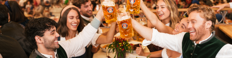 Besucher im Paulaner Festzelt stoßen an: Ein Prosit der Gemütlichkeit! Besucher im Paulaner Festzelt stoßen an: Ein Prosit der Gemütlichkeit!