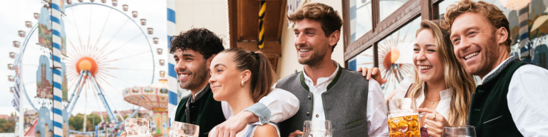 Besucher im Paulaner Festzelt auf dem Balkon. Besucher im Paulaner Festzelt auf dem Balkon.