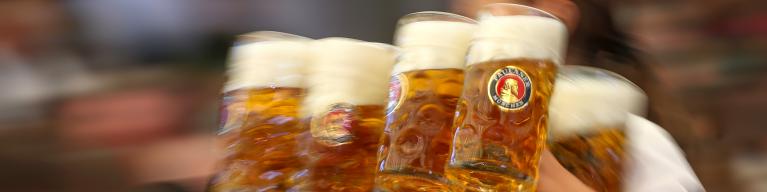 Bedienung im Paulaner Festzelt mit Maßkrüge Oktoberfestbier