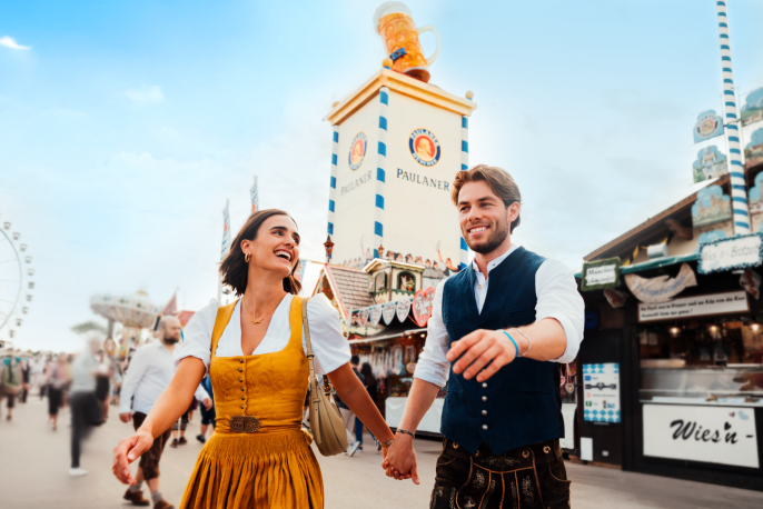 Besucher vor dem Paulaner Festzelt auf dem Münchner Oktoberfest.