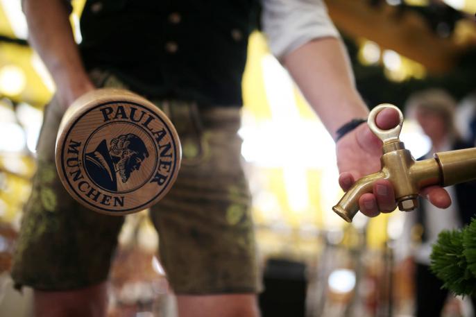 Fassanstich mit Schlegl im Paulaner Festzelt auf dem Oktoberfest München